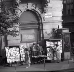 Városkép - Életkép - Újságárus a budapesti utcán