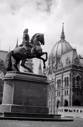 Városkép - II. Rákóczi Ferenc lovas szobra a Parlamentnél