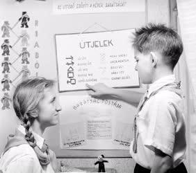 Belpolitika - Oktatás - Úttörők a Lisznyai utcai általános iskolában