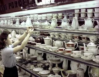 Belkereskedelem - Porcelánt árusító üzlet