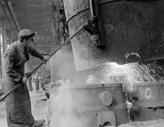 Ipar - Acélgyártás - Háromüstös csapolás a Lenin Kohászati Művekben