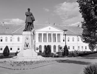Szobrászat - Kossuth Lajos szobra a Szécheniy téren