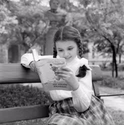 Kultúra - Életkép - Könyvet olvasó kislány