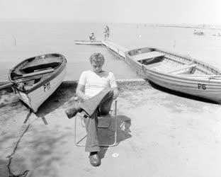 Életkép - Kereskedelem - Csónakkölcsönző a Balaton partján