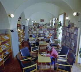 Kultúra - Olvasók a paksi könyvtárban