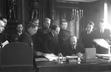 Magyar-szovjet jóvátételi egyezmény aláírása