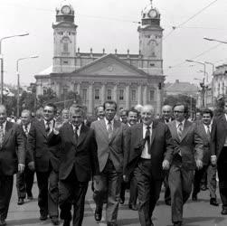 Kádár János és Nicoale Ceausescu Debrecen főútcáján.