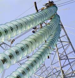 Ipar - Energia - Távvezetéképítés - Épül a 750 kilovoltos távvezeték