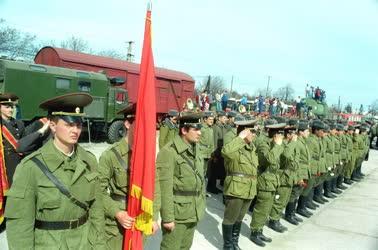 Katonapolitika - Megkezdődött a szovjet csapatok kivonulása