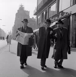 Életkép - Városkép - Budapest - Sétáló férfiak a Rákóczi úton