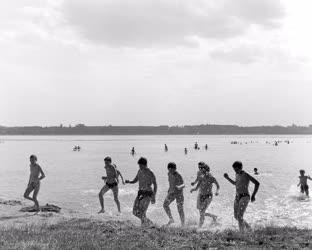 Nyaralás - Budapesti úttörők nyaralnak a tatai tónál