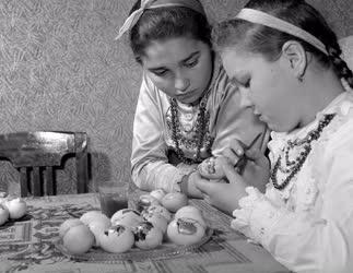 Néphagyomány - Festik a húsvéti tojásokat Tápén