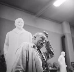 Képzőművészet - Pátzay Pál Lenin-szobrot készít