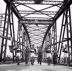 Ifjúsági szervezet - VIT-váltó a komáromí hídon
