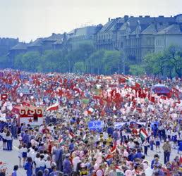Belpolitika - Felvonulók a budapesti május 1-jén