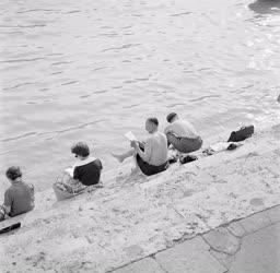 Szabadidő - Pihenő emberek a pesti Duna-parton