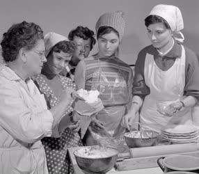 Oktatás - Háziasszonyok főzőtanfolyama